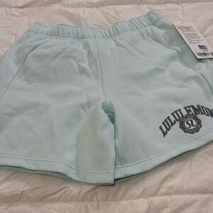 NWT lululemon athletica Women's oversized mid-rise scuba Shorts